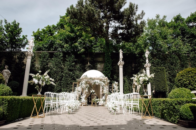 Linda cerimônia de casamento no jardim ao pôr do sol