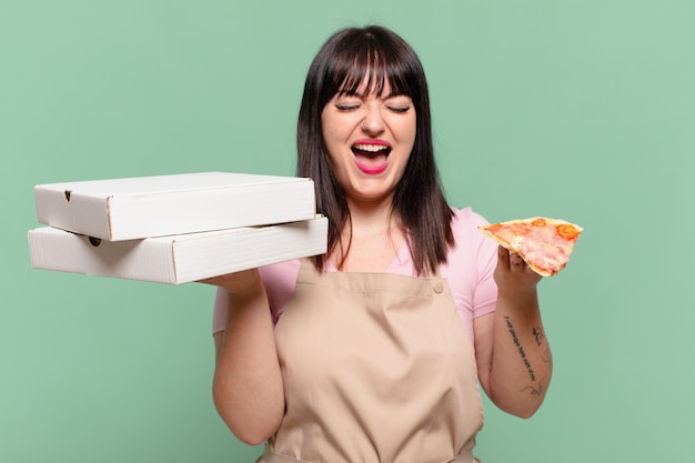Linda chef mujer expresión enojada y sosteniendo una pizza