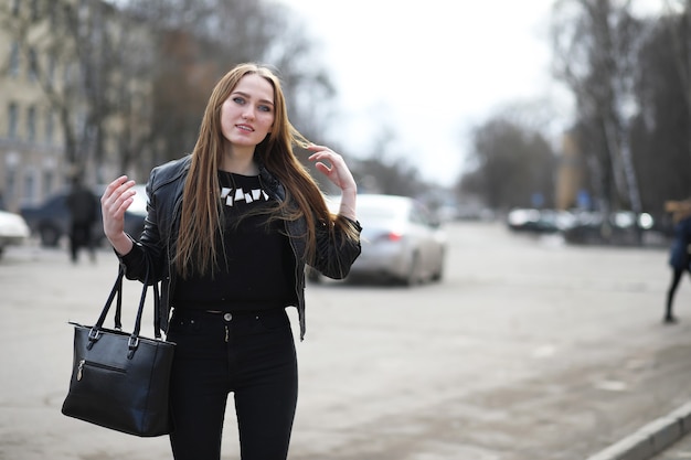 Linda chica adulta joven en un paseo por la ciudad