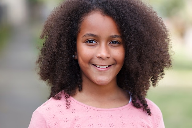 Linda chica afroamericana en la calle con pelo afro