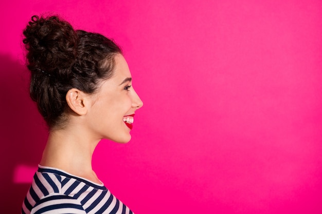 Linda chica alegre sobre un fondo rosa