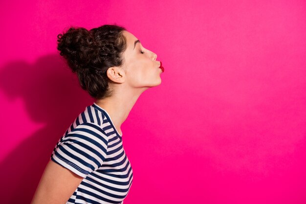 Linda chica alegre sobre un fondo rosa