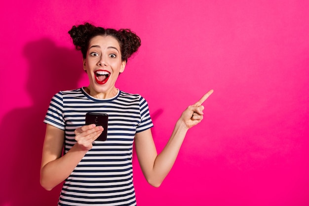 Linda chica alegre sobre un fondo rosa