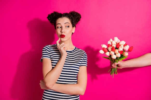 Linda chica alegre sobre un fondo rosa