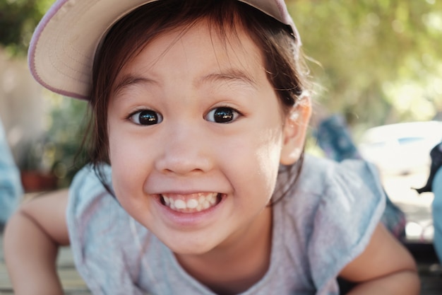 Linda chica de Asain multicultural sonriendo