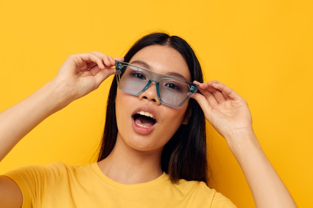 Linda chica asiática en elegantes gafas monocromáticas foto