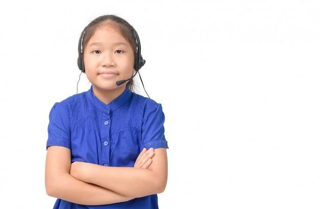 Linda chica asiática está trabajando como operador sonríe y usa auriculares,