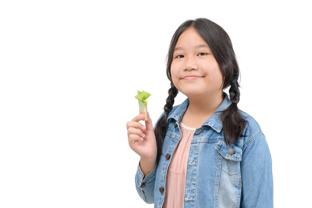 Linda chica asiática mantenga rollos de ensalada tailandesa aislados sobre fondo blanco, comida sana y concepto de dieta