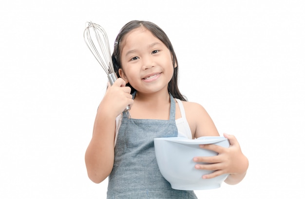 Linda chica asiática con utensilios de cocina