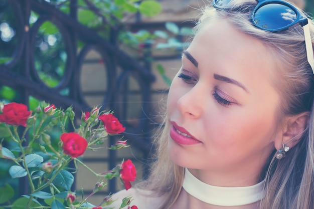 Linda chica atractiva con hermosas flores