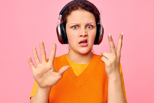 Linda chica auriculares música moda posando fondos aislados inalterados