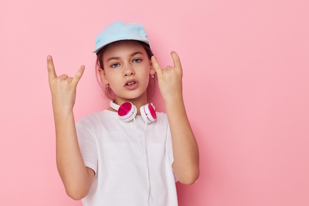 Linda chica con auriculares posando emociones estilo de vida inalterado