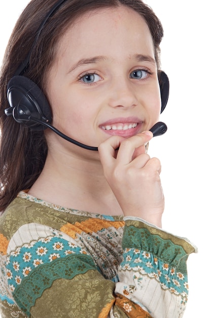 Foto linda chica con auriculares sobre fondo blanco