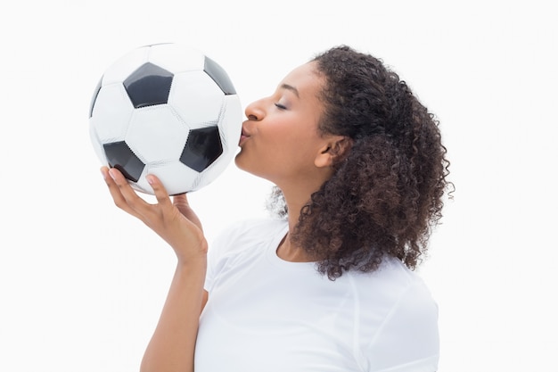 Linda chica besando su fútbol