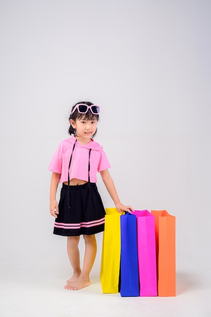 Foto linda chica con bolsas de papel de colores