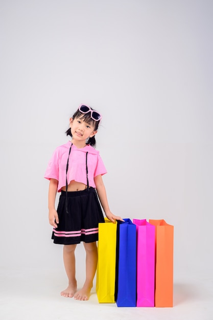 linda chica con bolsas de papel de colores