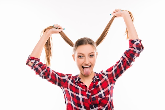 Linda chica bromeando con lengua que sobresale y graciosos racimos