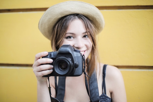 Linda chica con una camara