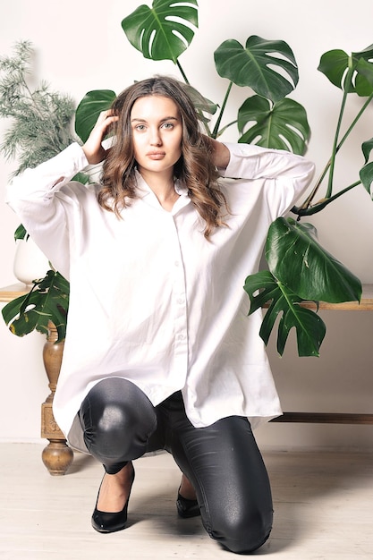 Linda chica con una camisa blanca en el fondo