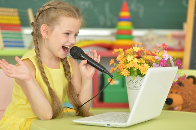 Linda chica cantando karaoke