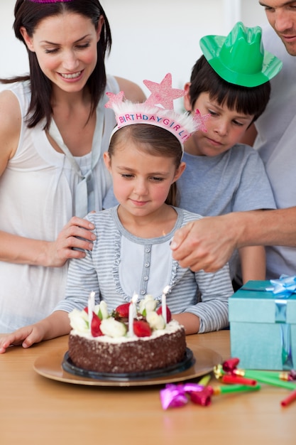 Linda chica celebrando su cumpleaños con su familia