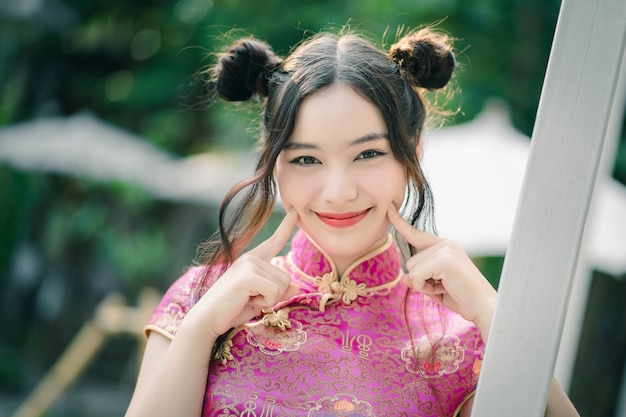 Linda chica con cheongsam vestido tradicional chino