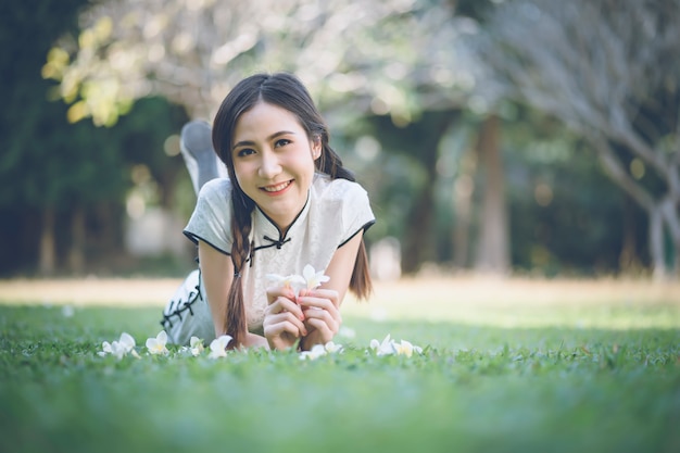 Linda chica con cheongsam vestido tradicional chino