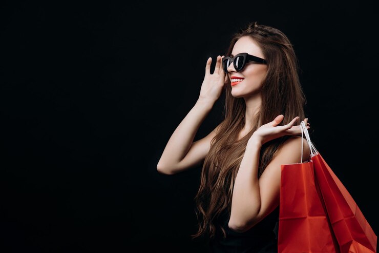 Linda Chica Cliente Mirando Lado Ajustando Gafas Sol