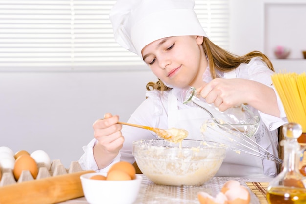 Linda chica cocinando en la cocina