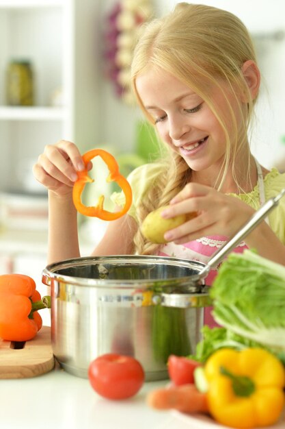 Linda chica cocinando