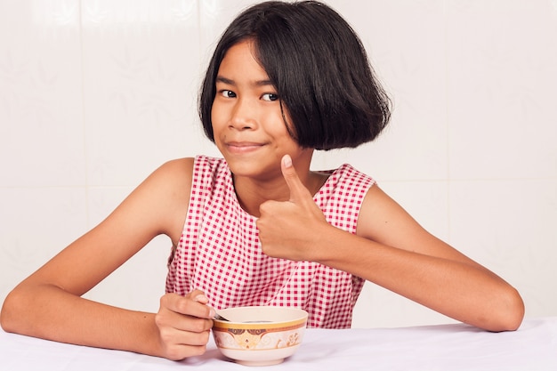 Linda chica comiendo cereal de desayuno