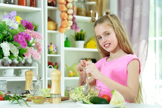 Linda chica comiendo deliciosa ensalada fresca