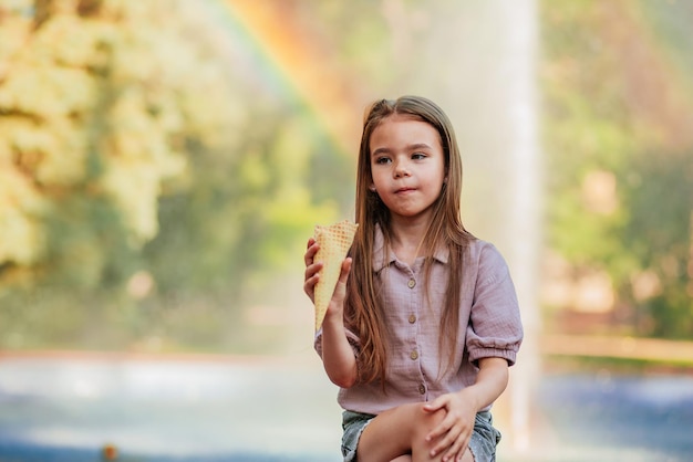 linda chica comiendo helado