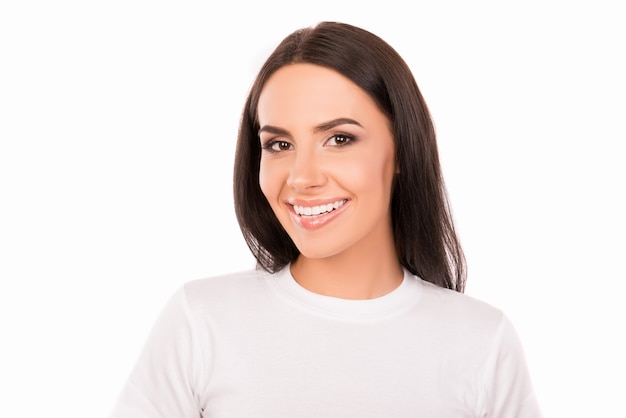 linda chica dentuda en camiseta blanca