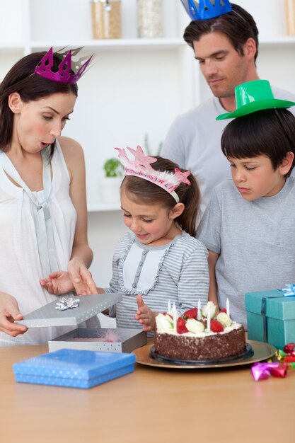 Linda chica desempacar cumpleaños presenta con su familia