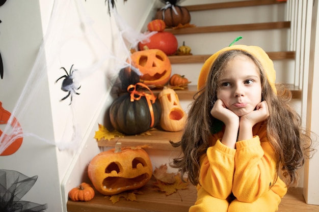 Linda chica en disfraz de halloween asustando a sus invitados