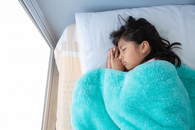 Linda chica durmiendo en la cama