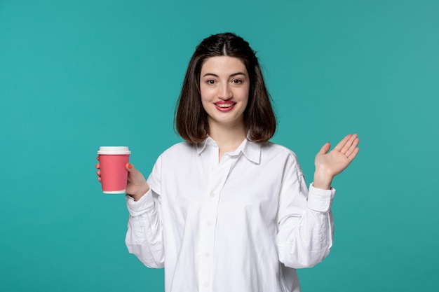 Linda chica encantadora joven guapa morena con camisa blanca agitando las manos con un vaso de papel