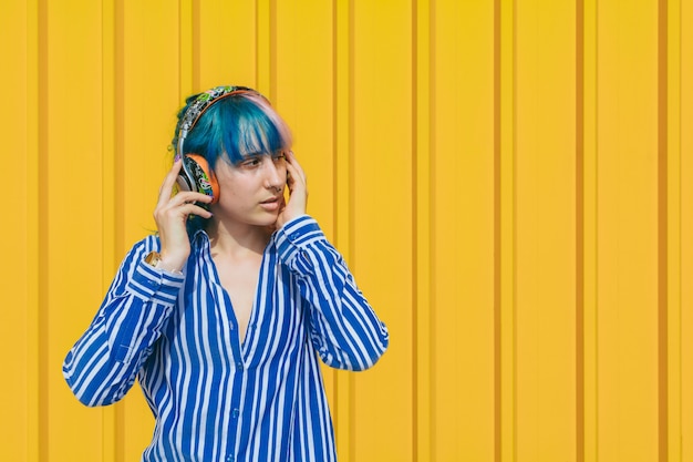 Linda chica escuchando música con sus auriculares en la calle