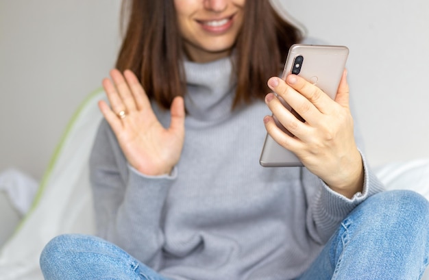 Linda chica está hablando por teléfono móvil con sus amigos o familiares desde lejos sin ojos visibles