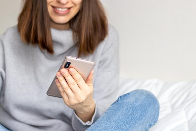 Linda chica está hablando por teléfono móvil con sus amigos o familiares desde lejos sin ojos visibles