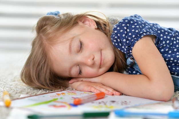 Linda chica estudiante durmiendo durante la clase de arte