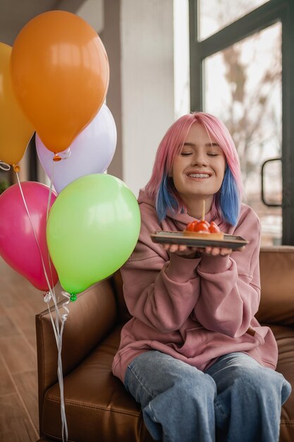 Una linda chica con globos gastando un ay en un estado de ánimo elegante