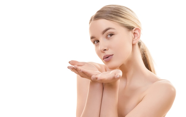 La linda chica hace un beso al aire sobre el fondo blanco.