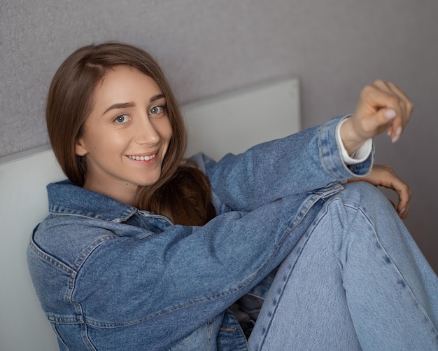 Linda chica hermosa en una chaqueta de mezclilla