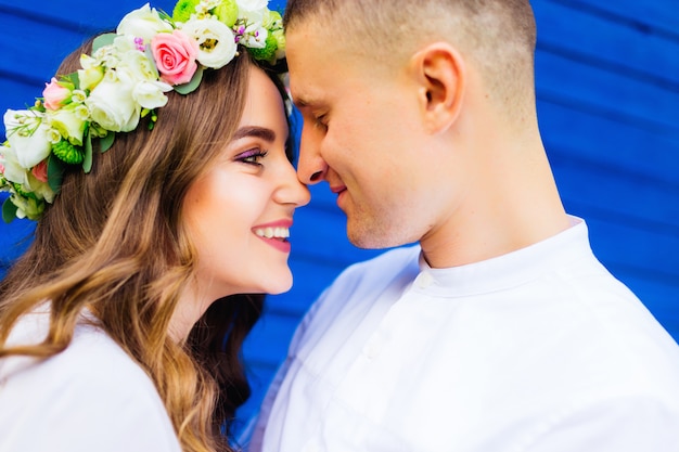 Linda chica con una hermosa corona de flores en la cabeza sonriendo