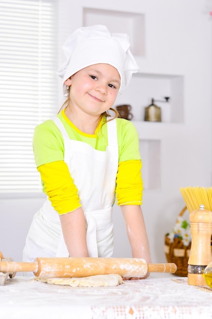 Linda chica horneando pastel en la cocina