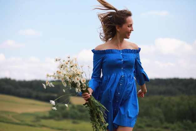 Linda chica joven corre en un campo al atardecer