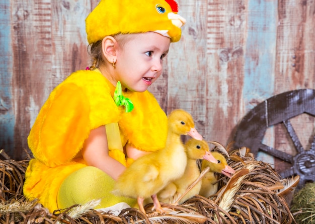 Foto linda chica juega con conejo real y patito.