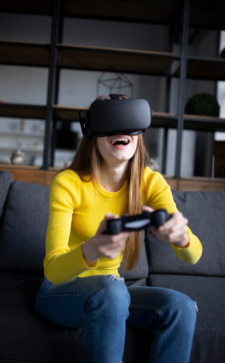 Foto linda chica juega en la consola. mujer joven feliz con un casco de realidad virtual